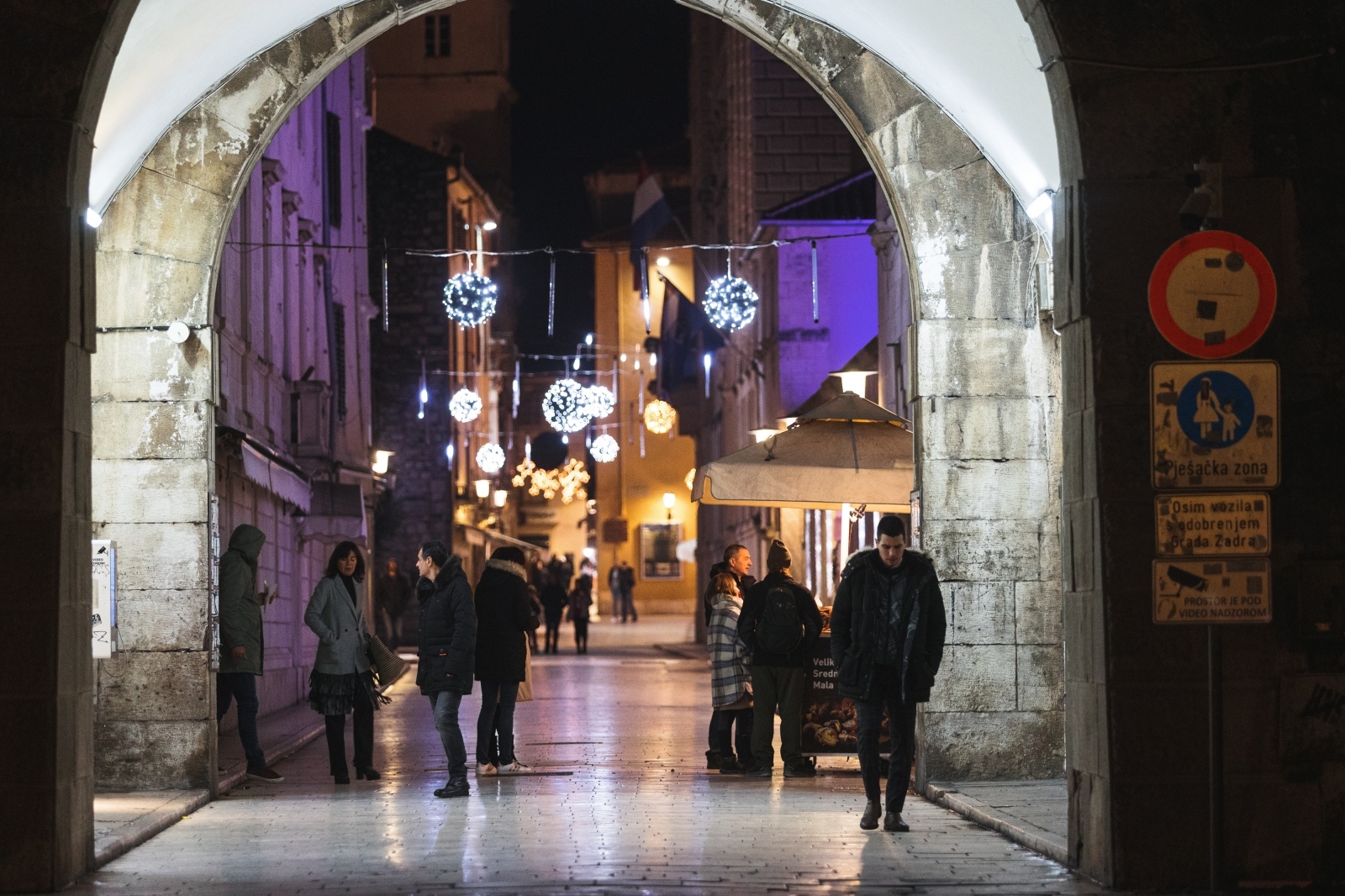 Građani na ulicama Zadra poštujući mjere dočekali 2021. godinu