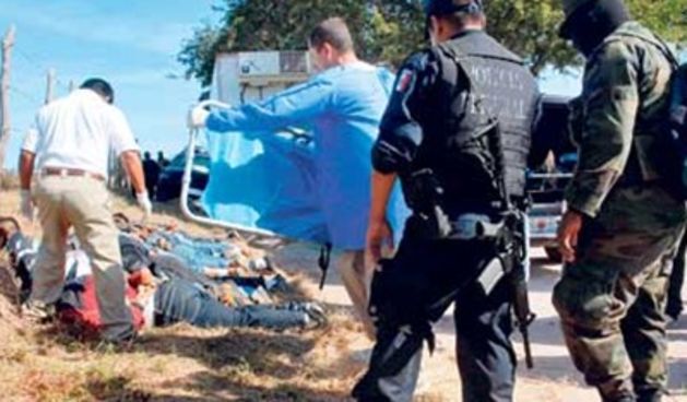 Meksička policija i žrtve obračuna narko-kartela (Foto: Reuters)