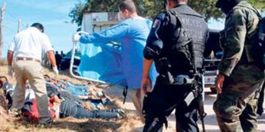 Meksička policija i žrtve obračuna narko-kartela (Foto: Reuters) Meksička policija i žrtve obračuna narko-kartela (Foto: Reuters)