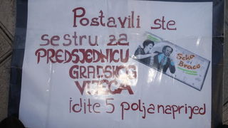 Split, 070310.
Forum mladih SDP-a izradio je novu igru “Kerumopoly” koju su predstavili gradjanima u nedjeljno jutro u Marmontovoj ulici.
Igra je parodija na popularnu igru Monopoly, s tim da je u ovoj igri glavni junak gradonacelnik Splita Zeljko Kerum. Split, 070310.
Forum mladih SDP-a izradio je novu igru “Kerumopoly” koju su predstavili gradjanima u nedjeljno jutro u Marmontovoj ulici.
Igra je parodija na popularnu igru Monopoly, s tim da je u ovoj igri glavni junak gradonacelnik Splita Zeljko Kerum.