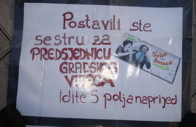 Split, 070310.
Forum mladih SDP-a izradio je novu igru “Kerumopoly” koju su predstavili gradjanima u nedjeljno jutro u Marmontovoj ulici.
Igra je parodija na popularnu igru Monopoly, s tim da je u ovoj igri glavni junak gradonacelnik Splita Zeljko Kerum. Split, 070310.
Forum mladih SDP-a izradio je novu igru “Kerumopoly” koju su predstavili gradjanima u nedjeljno jutro u Marmontovoj ulici.
Igra je parodija na popularnu igru Monopoly, s tim da je u ovoj igri glavni junak gradonacelnik Splita Zeljko Kerum.