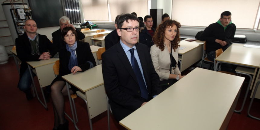 Zadar, 250313.
Ministar znanosti, obrazovanja i sporta Zeljko Jovanovic sa suradnicima boravi u radnom posjetu Zadru. Obisao je Strukovnu skolu Vice Vlatkovica, jednu od najopremljenijih i najinovativnijih strukovnih skola u Hrvatskoj, a domacin mu je bio