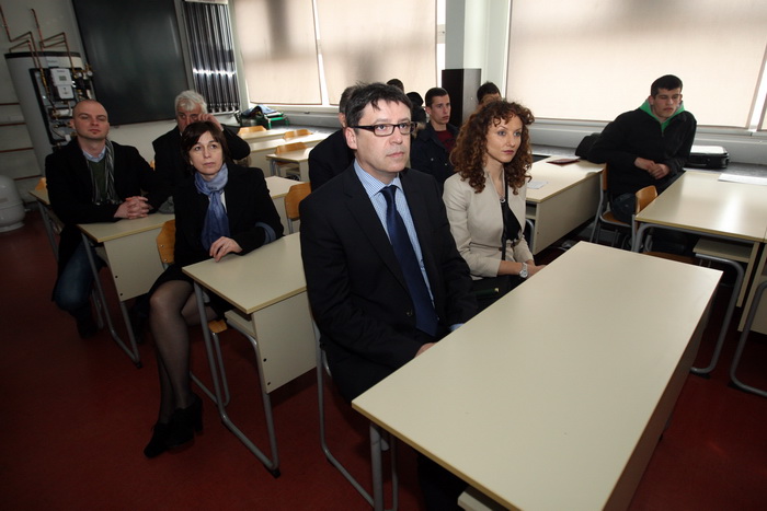 Zadar, 250313.
Ministar znanosti, obrazovanja i sporta Zeljko Jovanovic sa suradnicima boravi u radnom posjetu Zadru. Obisao je Strukovnu skolu Vice Vlatkovica, jednu od najopremljenijih i najinovativnijih strukovnih skola u Hrvatskoj, a domacin mu je bio