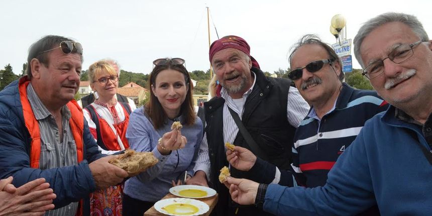 Dobro ozračje, druženje i kušavanje ulja kao uvod u Dane masline Dobro ozračje, druženje i kušavanje ulja kao uvod u Dane masline