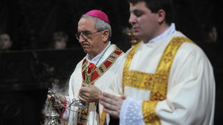 Zadar, 240411.
Uskrsnju misu u katedrali Sv. Stosije predvodio je zadarski nadbiskup Zelimir Puljic.
Foto : Andrija Lucic / cropix