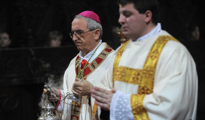 Zadar, 240411.
Uskrsnju misu u katedrali Sv. Stosije predvodio je zadarski nadbiskup Zelimir Puljic.
Foto : Andrija Lucic / cropix