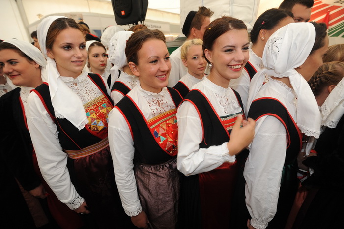 Biograd,130912.
Otvorenje 59. svjetskog prvenstva u oranju koje se odrzava u Jankolovici pokraj Biograda od 13.-15.09.2012.
Na fotografiji: detalj s otvorenja.
Foto: Luka Gerlanc / CROPIX Biograd,130912.
Otvorenje 59. svjetskog prvenstva u oranju koje se odrzava u Jankolovici pokraj Biograda od 13.-15.09.2012.
Na fotografiji: detalj s otvorenja.
Foto: Luka Gerlanc / CROPIX