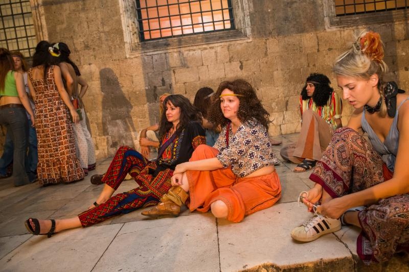 Kostimirana proba predstave Kafetarija prema djelu La bottega del caffe, jednoj od najuspješnijih komedija talijanskog komediografa Carla Goldonija