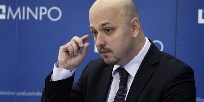 Zagreb, 031212.
Vukovarska 78.
Ministarstvo poduzetnistva i obrta.
Konferencija za medije ministra Gordana Marasa na temu rezultata rada u prvoj godini mandata ministarstva.
Na fotografiji: Gordan Maras.
Foto: Goran Mehkek / CROPIX Zagreb, 031212.
Vukovarska 78.
Ministarstvo poduzetnistva i obrta.
Konferencija za medije ministra Gordana Marasa na temu rezultata rada u prvoj godini mandata ministarstva.
Na fotografiji: Gordan Maras.
Foto: Goran Mehkek / CROPIX