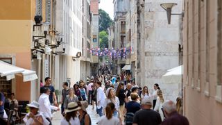 Sunčana nedjelja: Domaći i turisti na ulicama grada Sunčana nedjelja: Domaći i turisti na ulicama grada