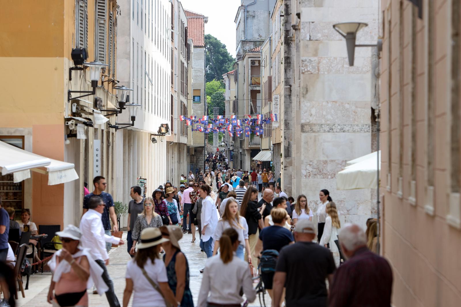 Sunčana nedjelja: Domaći i turisti na ulicama grada Sunčana nedjelja: Domaći i turisti na ulicama grada