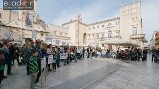 Prosvjedni skup roditelja protiv politike obaveznog cijepljenja Prosvjedni skup roditelja protiv politike obaveznog cijepljenja