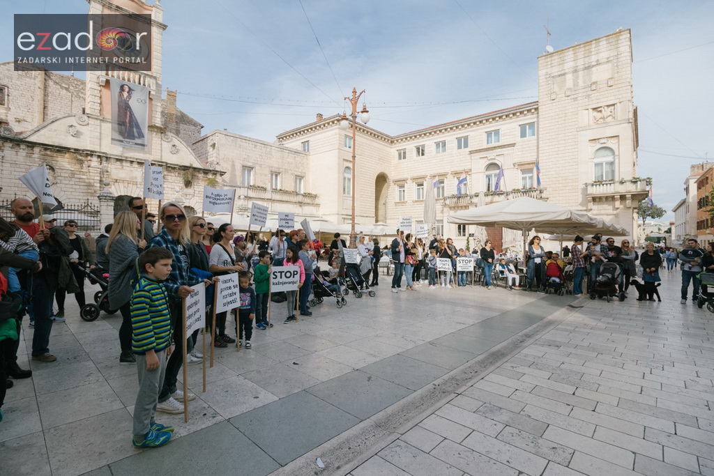 Prosvjedni skup roditelja protiv politike obaveznog cijepljenja Prosvjedni skup roditelja protiv politike obaveznog cijepljenja
