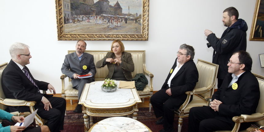 Zagreb, 240311.
Pantovcak.
Ured predsjednika.
Predsjednik Republike Ivo Josipovic primio je izaslanstvo zaposlenih u Vecernjem listu koji su u strajku. 
Anita Malenica, Anton Filic, Valentic i Marinko Jurasic.
Foto: Goran Mehkek / Cropix