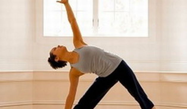 Joga; Položaj Trikonasana (Zena.hr)