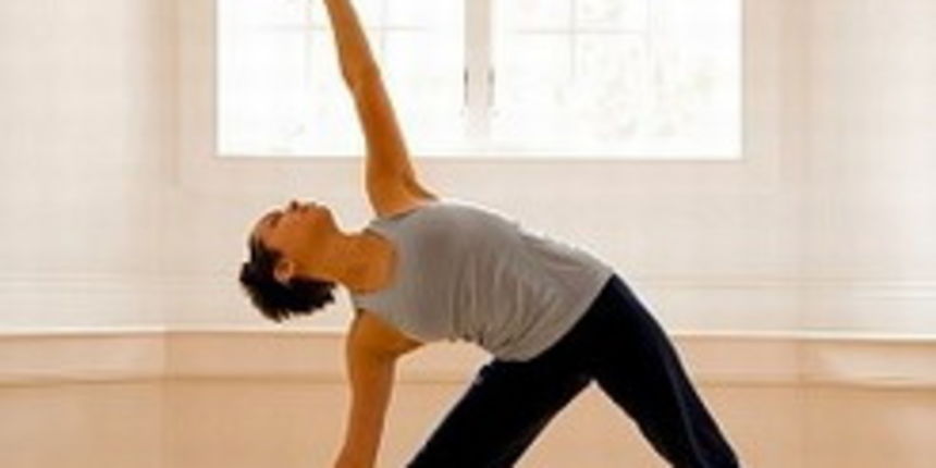 Joga; Položaj Trikonasana (Zena.hr) Joga; Položaj Trikonasana (Zena.hr)