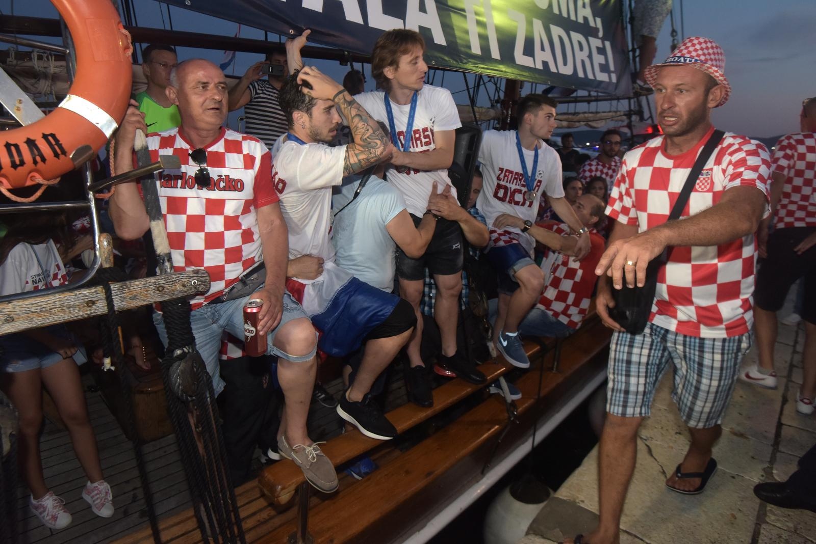 Svečani doček zadarskih Vatrenih: Jedrenjakom Branimir plovili od Gradskog mosta do gata na zadarskoj rivi