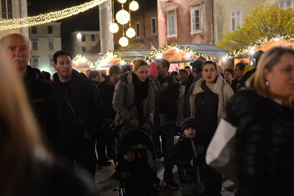 Advent u Zadru: Pavel raspjevao i rasplesao Zadrane na Trgu Petra Zoranića. Foto: Iva Perinčić Advent u Zadru: Pavel raspjevao i rasplesao Zadrane na Trgu Petra Zoranića. Foto: Iva Perinčić