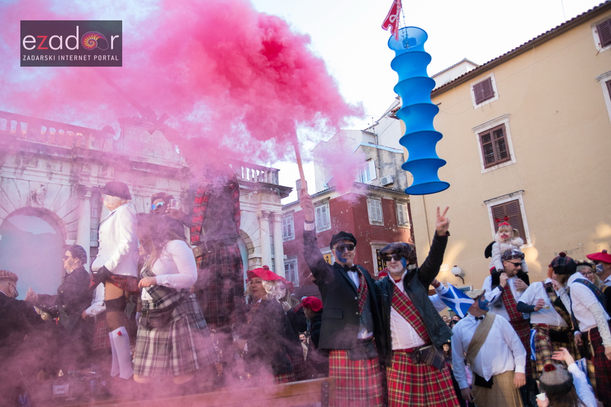 Zadarski karneval 2018: Povorka maškaranih skupina od Gradskih vrata preko Foruma do Narodnog trga Zadarski karneval 2018: Povorka maškaranih skupina od Gradskih vrata preko Foruma do Narodnog trga