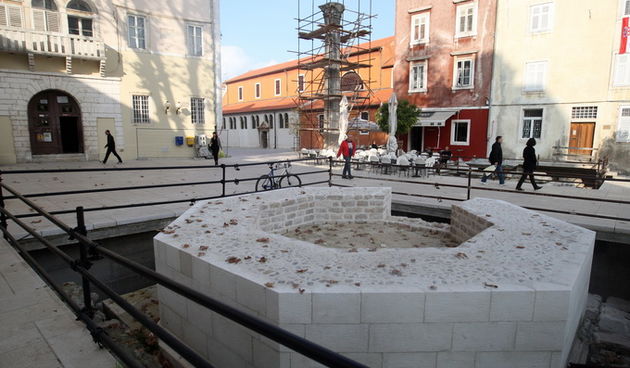 Zadar, 231112. 
Trg Petra Zoranica ipak nece dobiti staklena poplocanja na svim mjestima gdje su pronadjeni arheoloski ostaci. 
Na fotografiji: rupe koje su trebale biti stakleno poplocane.
Foto: Jure Miskovic / CROPIX