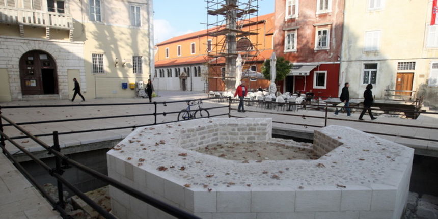 Zadar, 231112. 
Trg Petra Zoranica ipak nece dobiti staklena poplocanja na svim mjestima gdje su pronadjeni arheoloski ostaci. 
Na fotografiji: rupe koje su trebale biti stakleno poplocane.
Foto: Jure Miskovic / CROPIX