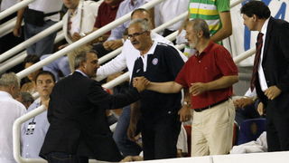 Split, 190810.
Prva utakmica zadnjeg pretkola Lige Uefa Hajduk Unirea.
Svecana Loza. Predsjednik Hajduka Josko Svagusa i zupan Ante Sanader vesele se izjednacujucem golu.
Foto : Jakov Prkic / Cropix