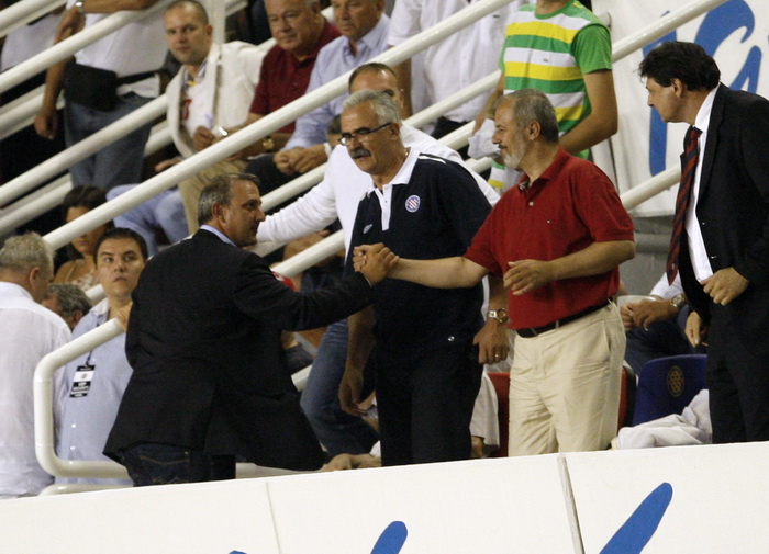 Split, 190810.
Prva utakmica zadnjeg pretkola Lige Uefa Hajduk Unirea.
Svecana Loza. Predsjednik Hajduka Josko Svagusa i zupan Ante Sanader vesele se izjednacujucem golu.
Foto : Jakov Prkic / Cropix