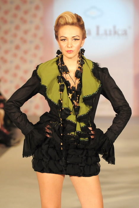 Skopje, Makedonija, 301010.
Sinoc je poceo ‘fashion weekend’ u Skopju. Na otvaranju
‘fashion weekend’-a revijom se predstavila poznata makedonska dizajnerica Elena Luka.
Na slici: lijepe manekenke su nosile modele u baroknom stilu.
Foto: Maja Zlatevska / Skopje, Makedonija, 301010.
Sinoc je poceo ‘fashion weekend’ u Skopju. Na otvaranju
‘fashion weekend’-a revijom se predstavila poznata makedonska dizajnerica Elena Luka.
Na slici: lijepe manekenke su nosile modele u baroknom stilu.
Foto: Maja Zlatevska /