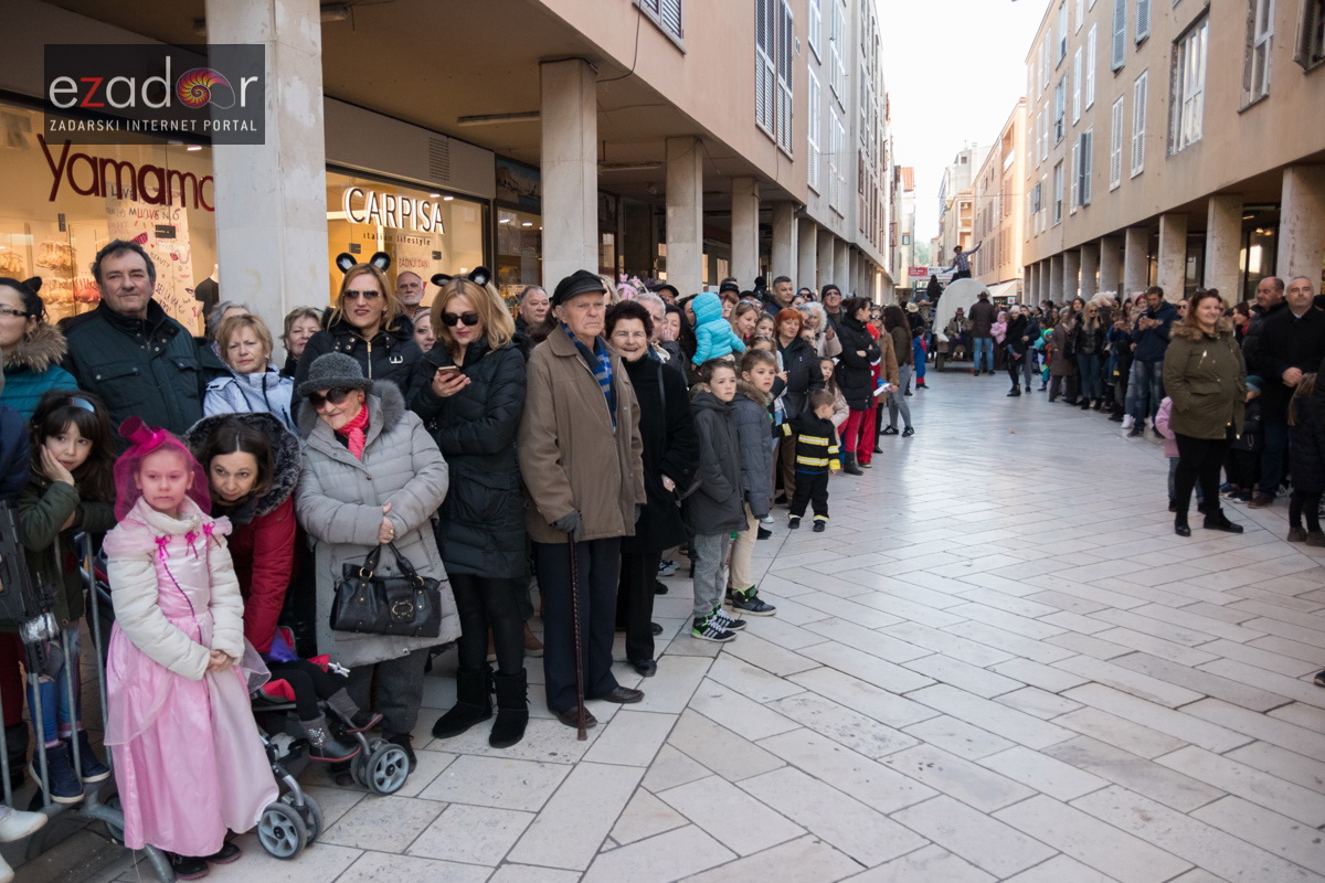 Zadarski karneval 2018: Povorka maškaranih skupina od Gradskih vrata preko Foruma do Narodnog trga Zadarski karneval 2018: Povorka maškaranih skupina od Gradskih vrata preko Foruma do Narodnog trga