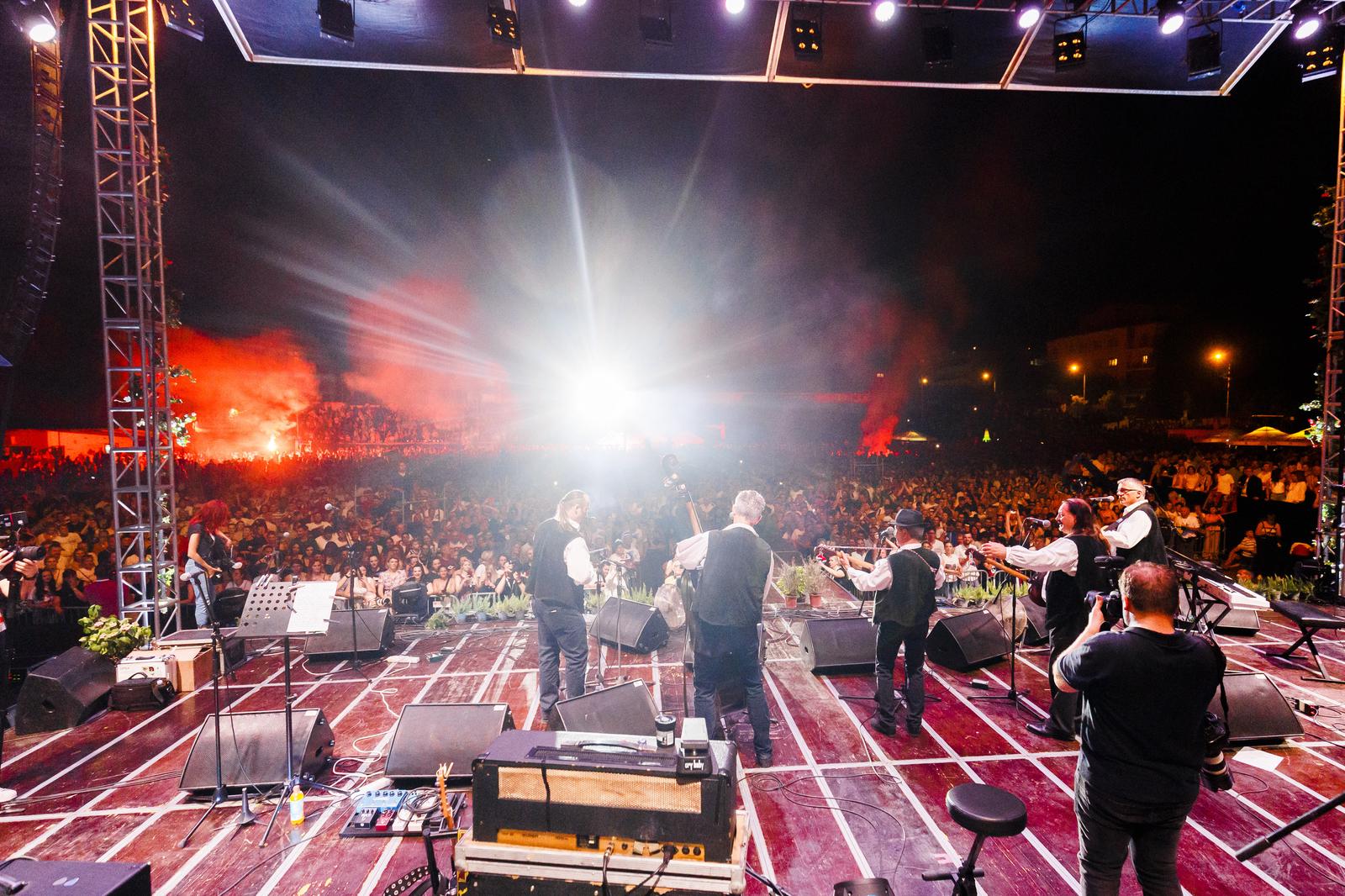 Mišo Kovač i prijatelji na Starom placu u Splitu Mišo Kovač i prijatelji na Starom placu u Splitu