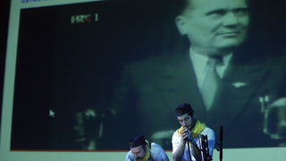 Zadar, 250510
Glazbeni performance EU Pionir u kinu Pobjeda – ironiziranje slijepe odanosti projektu ulaska u EU. Sudjelovali su Jure Aras i Boris Kadin.
Foto: Jure Miskovic / CROPIX