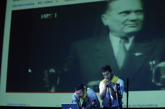 Zadar, 250510
Glazbeni performance EU Pionir u kinu Pobjeda – ironiziranje slijepe odanosti projektu ulaska u EU. Sudjelovali su Jure Aras i Boris Kadin.
Foto: Jure Miskovic / CROPIX