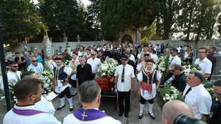 Posljednji ispraćaj Olivera Dragojevića na groblju Sveti Roko u Veloj Luci Posljednji ispraćaj Olivera Dragojevića na groblju Sveti Roko u Veloj Luci