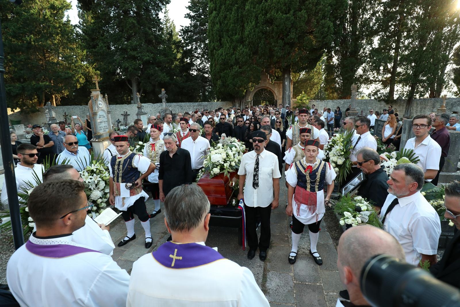 Posljednji ispraćaj Olivera Dragojevića na groblju Sveti Roko u Veloj Luci Posljednji ispraćaj Olivera Dragojevića na groblju Sveti Roko u Veloj Luci
