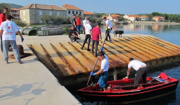 Iz pašmanske lučice izvađeno 1,5 tona guma i 30 vreća sitnog otpada