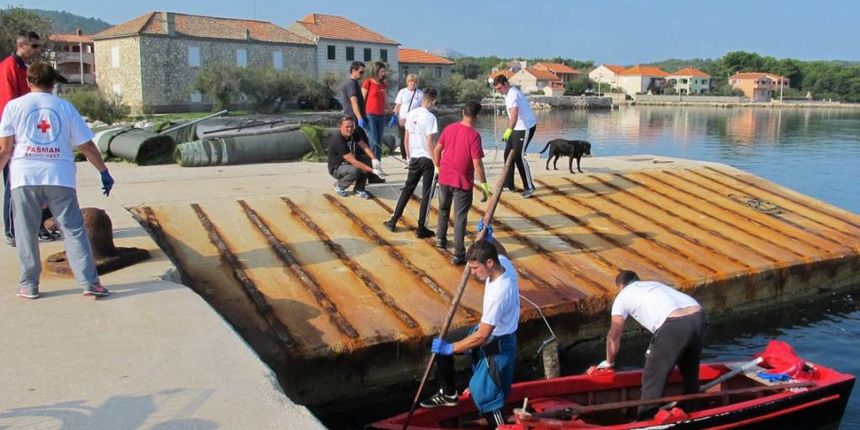 Iz pašmanske lučice izvađeno 1,5 tona guma i 30 vreća sitnog otpada Iz pašmanske lučice izvađeno 1,5 tona guma i 30 vreća sitnog otpada