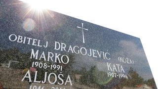 Grobnica obitelji Dragojević u Veloj Luci Grobnica obitelji Dragojević u Veloj Luci