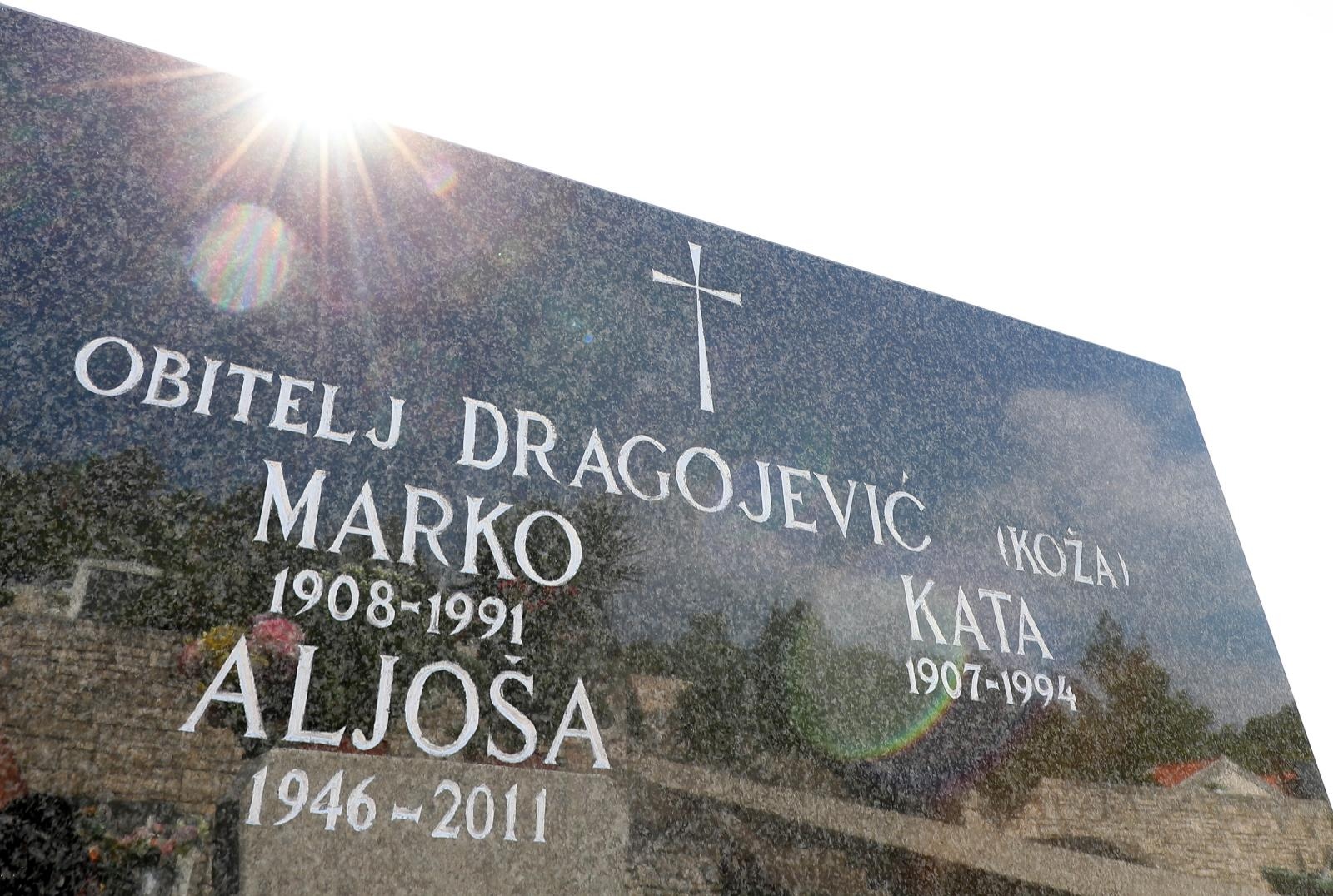 Grobnica obitelji Dragojević u Veloj Luci Grobnica obitelji Dragojević u Veloj Luci