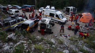 Gracac, 170711.
Speleologu koji je s kolegom u nedjelju istrazivao jamu Kita Gacesina kod Gracaca je pozlilo te je pao u, kako se doznaje, dijabeticku komu koja ga je uhvatila u snu. Ostao je lezati na 362 metra dubine. Rijec je o muskarcu (37) iz Samobor Gracac, 170711.
Speleologu koji je s kolegom u nedjelju istrazivao jamu Kita Gacesina kod Gracaca je pozlilo te je pao u, kako se doznaje, dijabeticku komu koja ga je uhvatila u snu. Ostao je lezati na 362 metra dubine. Rijec je o muskarcu (37) iz Samobor