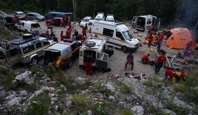 Gracac, 170711.
Speleologu koji je s kolegom u nedjelju istrazivao jamu Kita Gacesina kod Gracaca je pozlilo te je pao u, kako se doznaje, dijabeticku komu koja ga je uhvatila u snu. Ostao je lezati na 362 metra dubine. Rijec je o muskarcu (37) iz Samobor