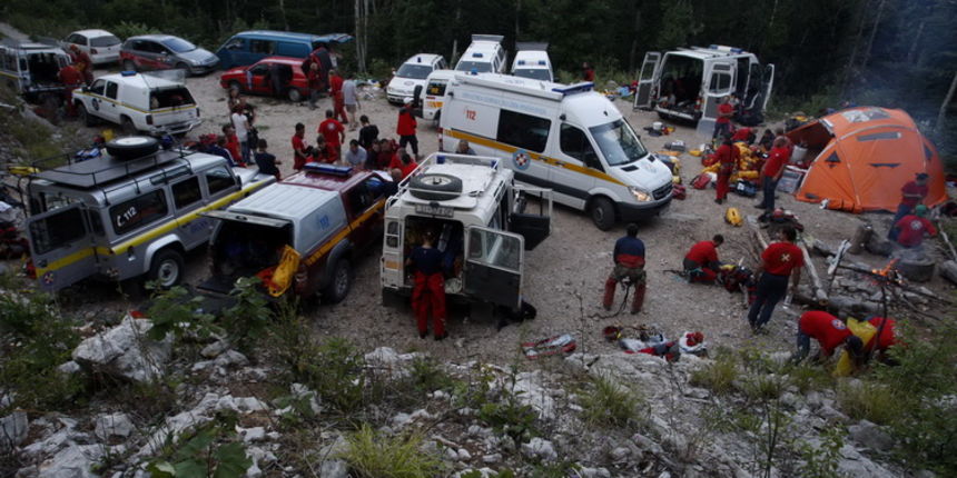 Gracac, 170711.
Speleologu koji je s kolegom u nedjelju istrazivao jamu Kita Gacesina kod Gracaca je pozlilo te je pao u, kako se doznaje, dijabeticku komu koja ga je uhvatila u snu. Ostao je lezati na 362 metra dubine. Rijec je o muskarcu (37) iz Samobor