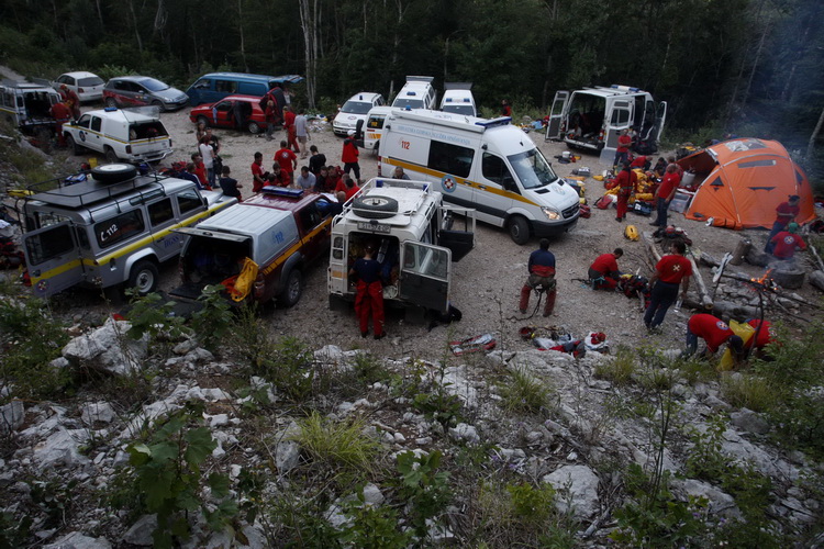 Gracac, 170711.
Speleologu koji je s kolegom u nedjelju istrazivao jamu Kita Gacesina kod Gracaca je pozlilo te je pao u, kako se doznaje, dijabeticku komu koja ga je uhvatila u snu. Ostao je lezati na 362 metra dubine. Rijec je o muskarcu (37) iz Samobor Gracac, 170711.
Speleologu koji je s kolegom u nedjelju istrazivao jamu Kita Gacesina kod Gracaca je pozlilo te je pao u, kako se doznaje, dijabeticku komu koja ga je uhvatila u snu. Ostao je lezati na 362 metra dubine. Rijec je o muskarcu (37) iz Samobor