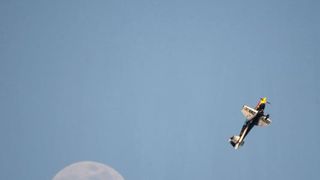 Aerodrom Vrsar domacin Red Bull Air Race Svjetskog prvenstva 2014. Red Bull Air Race okuplja najbolje svjetske pilote koji kombinacijom brzine, preciznosti i vjestine upravljaju okretnim avionima, provlaceci se kroz 25 m visoka vrata, do brzine od cak 370 Aerodrom Vrsar domacin Red Bull Air Race Svjetskog prvenstva 2014. Red Bull Air Race okuplja najbolje svjetske pilote koji kombinacijom brzine, preciznosti i vjestine upravljaju okretnim avionima, provlaceci se kroz 25 m visoka vrata, do brzine od cak 370