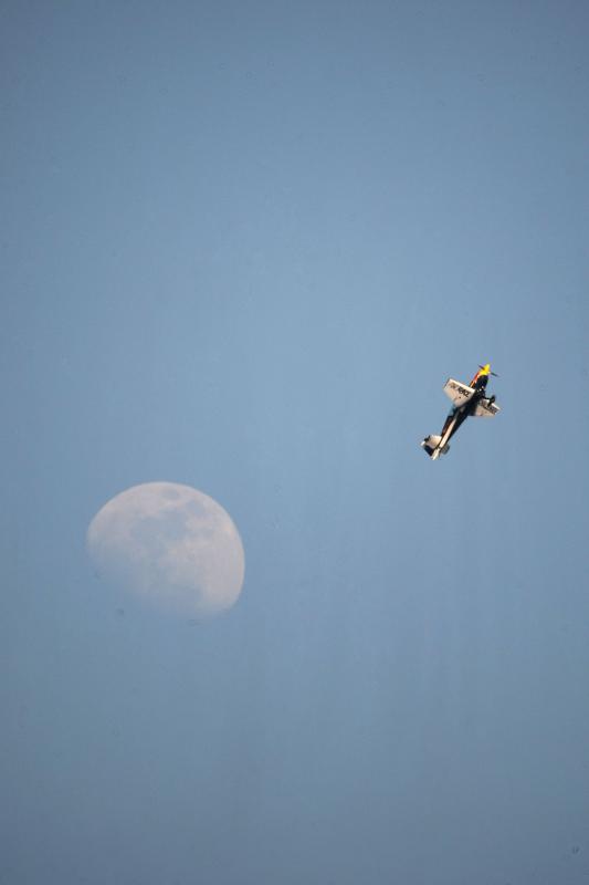 Aerodrom Vrsar domacin Red Bull Air Race Svjetskog prvenstva 2014. Red Bull Air Race okuplja najbolje svjetske pilote koji kombinacijom brzine, preciznosti i vjestine upravljaju okretnim avionima, provlaceci se kroz 25 m visoka vrata, do brzine od cak 370 Aerodrom Vrsar domacin Red Bull Air Race Svjetskog prvenstva 2014. Red Bull Air Race okuplja najbolje svjetske pilote koji kombinacijom brzine, preciznosti i vjestine upravljaju okretnim avionima, provlaceci se kroz 25 m visoka vrata, do brzine od cak 370