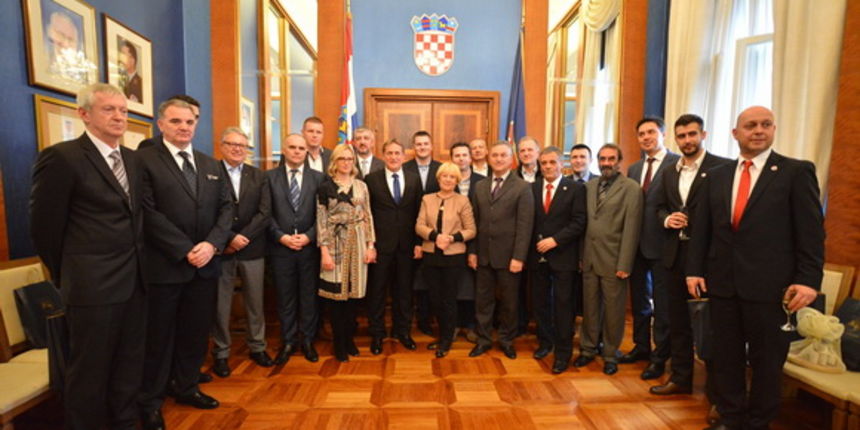 Gradonačelnik Kalmeta primio obitelj Ćosić i sudionike završnice Krešinog Kupa Gradonačelnik Kalmeta primio obitelj Ćosić i sudionike završnice Krešinog Kupa