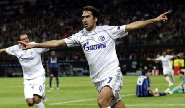 Schalke 04 forward Raul Gonzalez, of Spain, celebrates after scoring during a Champions League, first-leg quarterfinal soccer match between Inter Milan and Shalke 04 // AP Photo