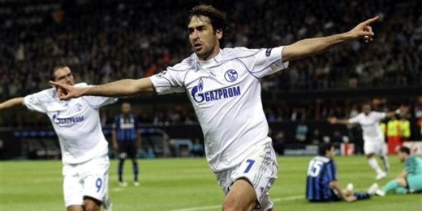 Schalke 04 forward Raul Gonzalez, of Spain, celebrates after scoring during a Champions League, first-leg quarterfinal soccer match between Inter Milan and Shalke 04 // AP Photo Schalke 04 forward Raul Gonzalez, of Spain, celebrates after scoring during a Champions League, first-leg quarterfinal soccer match between Inter Milan and Shalke 04 // AP Photo