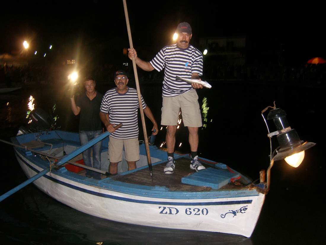 SUKOSAN, 13.08.2007. Trke tovarov, Noc svicarenja, klape Zapivajmo Kasijanu, vatromet – Ribari na svicu imalu su pune ruke posla