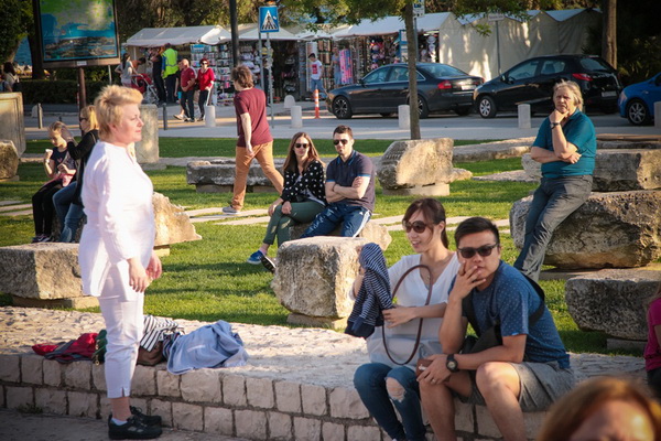 Glazbeno scenski nastup “Iskra ljubavi za mir” i grupna meditacija na Forumu