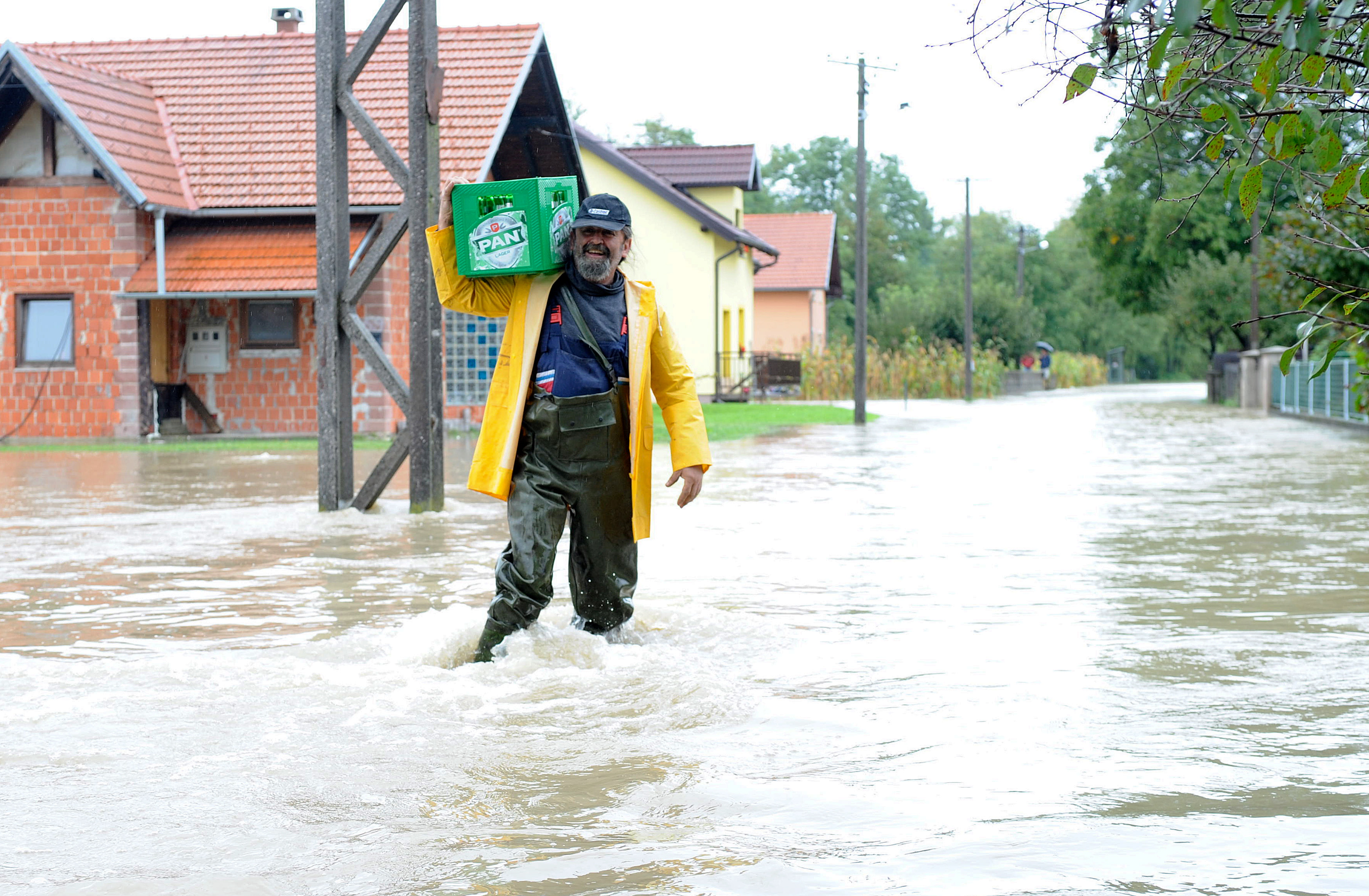 Rijeka Krapina se izlila iz svog korita nakon nekoliko dana neprekinutih kiša te je poplavila kuće i podrume u Zaprešiću, a vodostaj rijeke Save i dalje raste, Foto: Damir Krajac / CROPIX